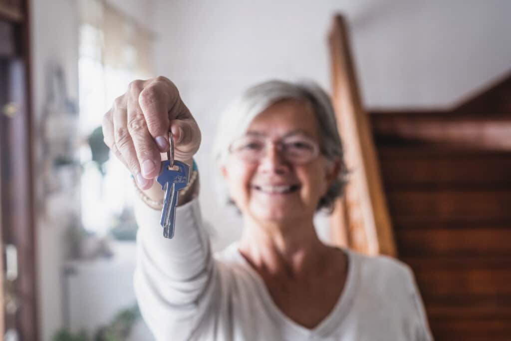 Schlüssel zum neuen Heim, von der Vermieterin/Verkäuferin überreicht